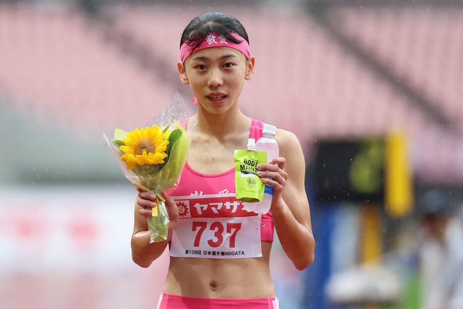 女子８００メートルで優勝した久保凛