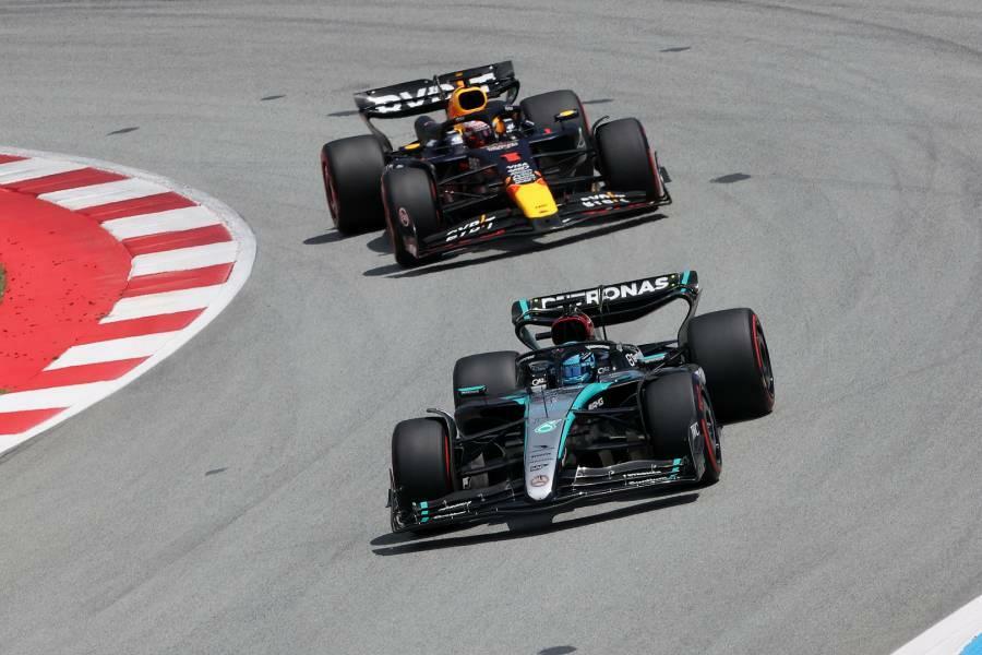 F1スペインGPをリードするジョージ・ラッセル（メルセデス）と追いかけるマックス・フェルスタッペン（レッドブル）(C)Mercedes