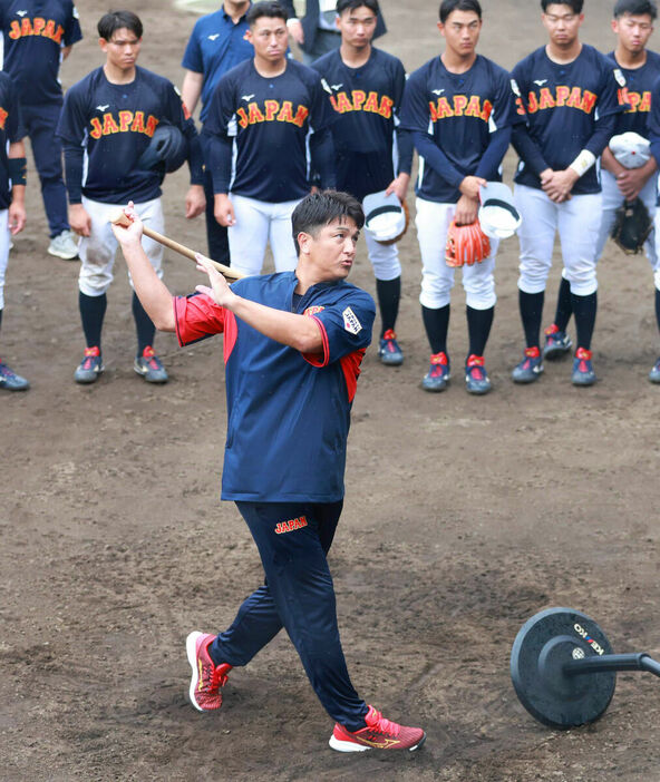 侍ジャパン大学代表の選手の前で打撃を披露する高橋由伸臨時コーチ（カメラ・中島　傑）