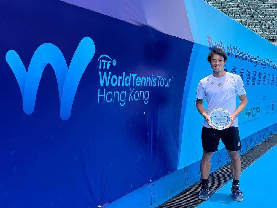 「中国銀行香港ITF男子ワールドテニスツアー」（中国・香港）の男子シングルスで優勝を飾った今井慎太郎（イカイ）（写真提供◎今井慎太郎：イカイ所属）