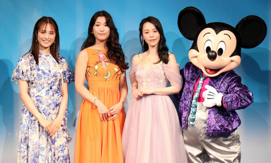 「ディズニー・オン・アイス　Find　Your　GIFT」記者発表会に出席した(左から)大友花恋、斎藤瑠希、平野綾、ミッキーマウス