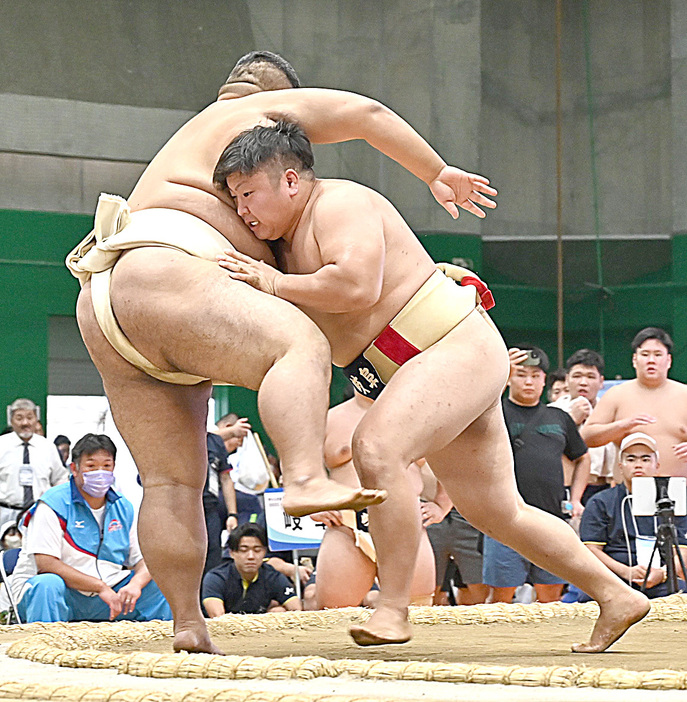 奄美大島で開催されたかごしま国体相撲競技。相撲の合宿では大島地域に延べ1705人が訪れた＝2023年10月14日、鹿児島県奄美市の名瀬運動公園サンドーム