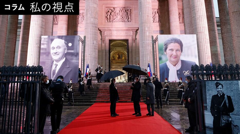 シモーヌ・ヴェイユ元欧州議会議長（写真パネル右）とジャン・モネ元欧州石炭鉄鋼共同体委員長（同左）の追悼式典の前に言葉を交わすフランスのマクロン大統領とカステックス首相＝2022年1月7日、パリのパンテオン（AFP＝時事）