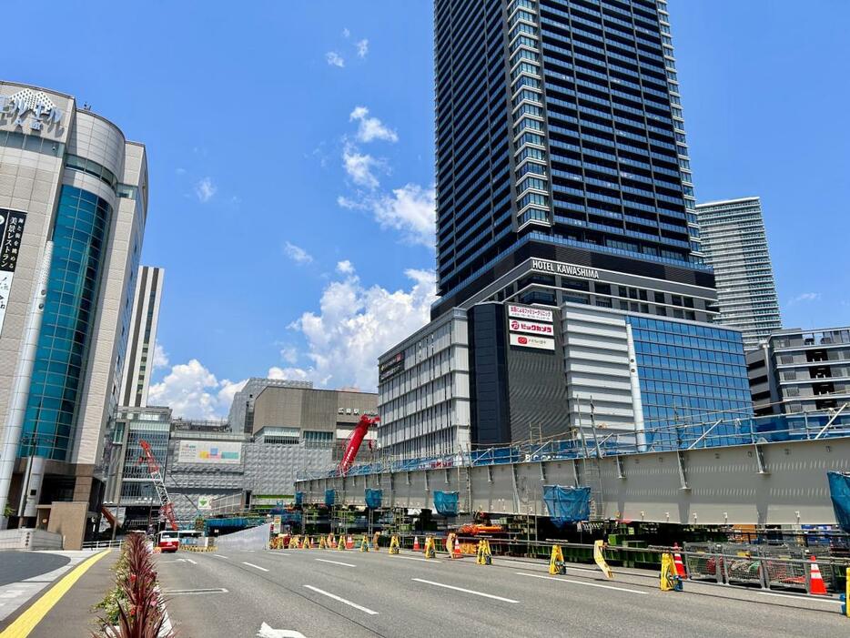 路面電車は駅前大橋南詰から高架で広島駅ビル2階フロアに乗り入れる。写真は工事の様子