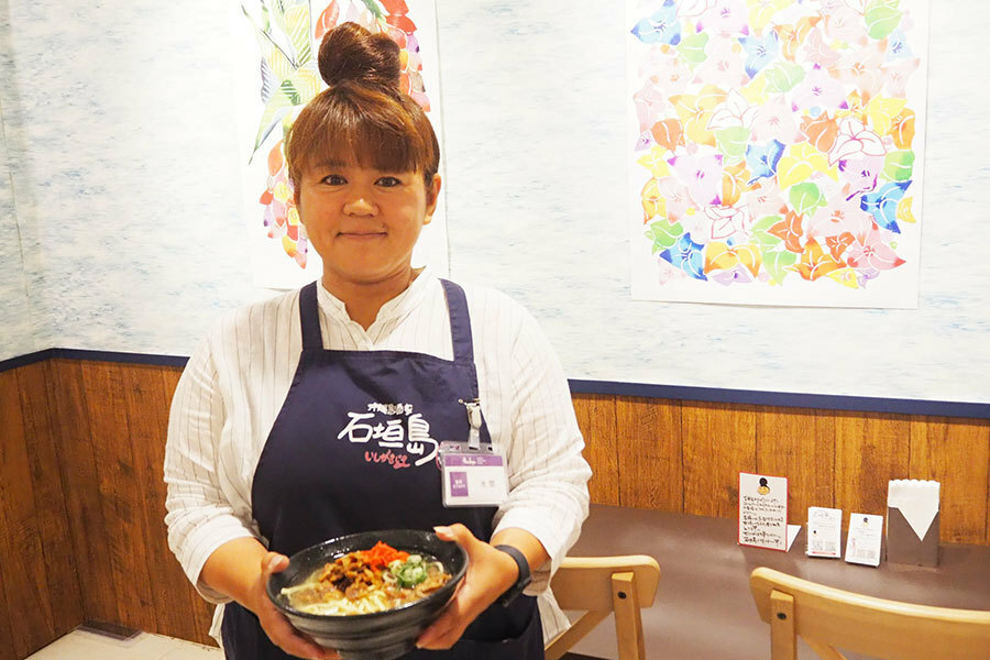 「沖縄居酒屋 石垣島」では「ソーキそば」「牛そば」「八重山そば」の3種をイートインできる