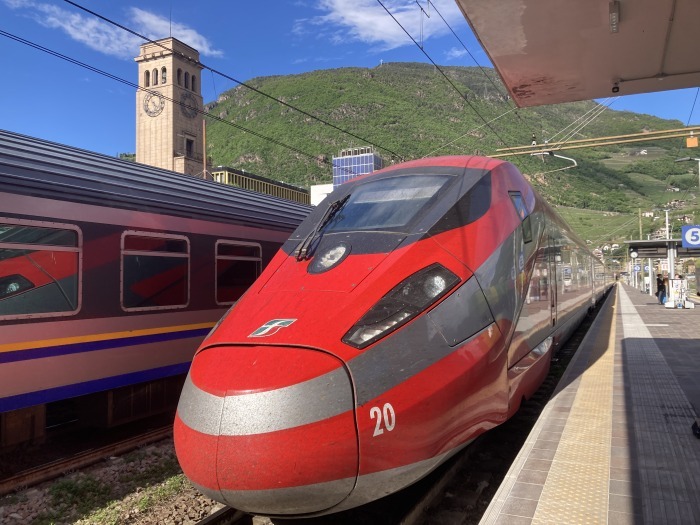 2012年に、それまでの高速鉄道サービスであるユーロスター・イタリアを廃止し、現在のフレッチャロッサになった。