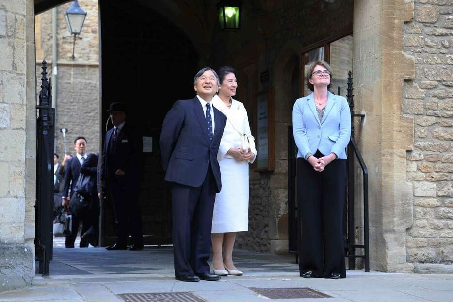 オックスフォード大を訪問し、マートンカレッジに到着された天皇、皇后両陛下＝２８日午後、英オックスフォード（代表撮影）