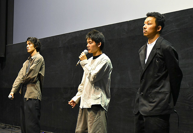 本県での撮影エピソードなどを紹介した（左から）寛一郎さん、杉田雷麟さん、飯島将史監督＝山形市・ムービーオンやまがた