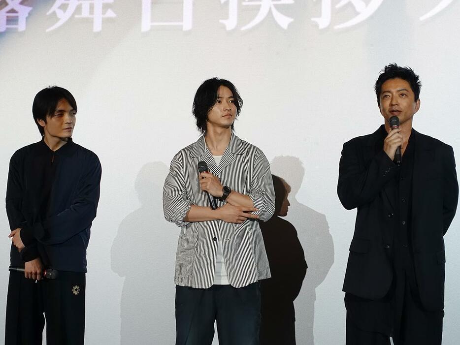 「109シネマズ名古屋」で舞台あいさつに登壇した山崎賢人さん（中央）、大沢たかおさん（右）、岡山天音さん（左）