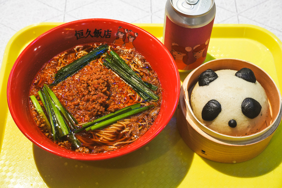 「台湾点心とビール 恒久飯店」の「台湾ラーメン」990円、「パンダ豚まんセット」640円、「NIKUMAN IPA」1100円（すべて税込）