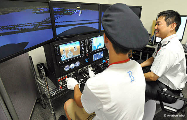 国交省の「子ども霞が関見学デー」でJAPAのフライトシミュレーターを操縦する子供＝16年7月 PHOTO: Yusuke KOHASE/Aviation Wire
