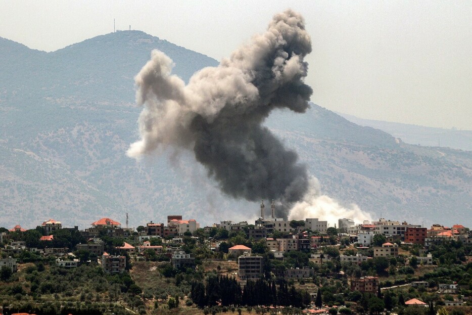 砲撃を受け煙が立ち上るレバノン南部のキアム村＝１９日