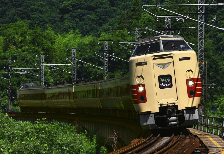 岡山県高梁市を走行する国鉄色の特急「やくも」の車両「381系」＝14日午前