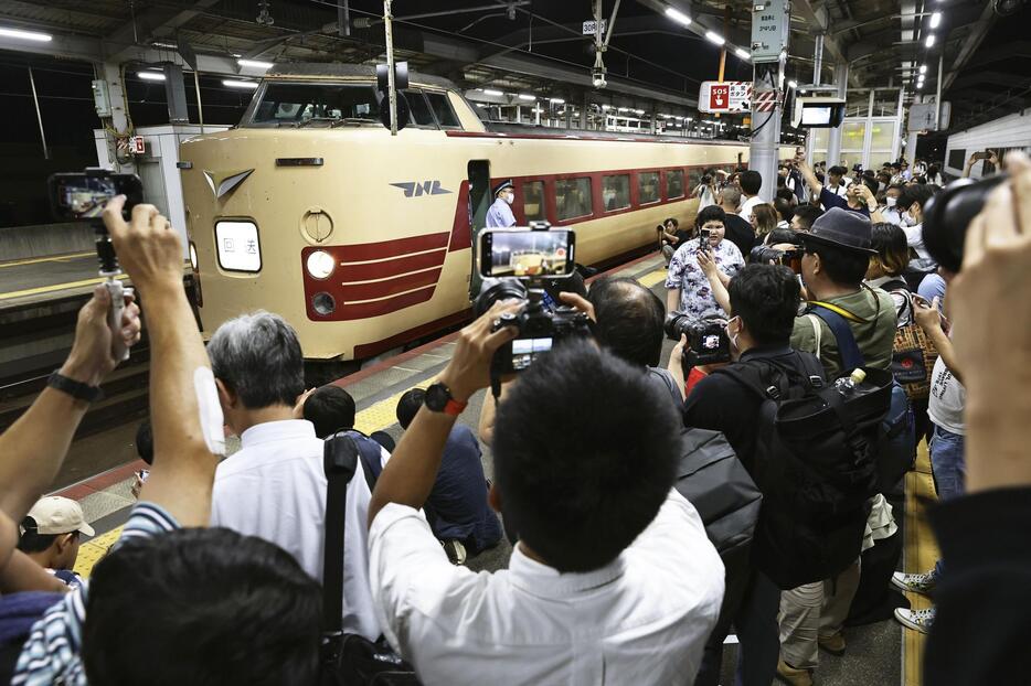 鉄道ファンが集まるJR出雲市駅に到着した国鉄色の特急「やくも」＝14日夜、島根県出雲市