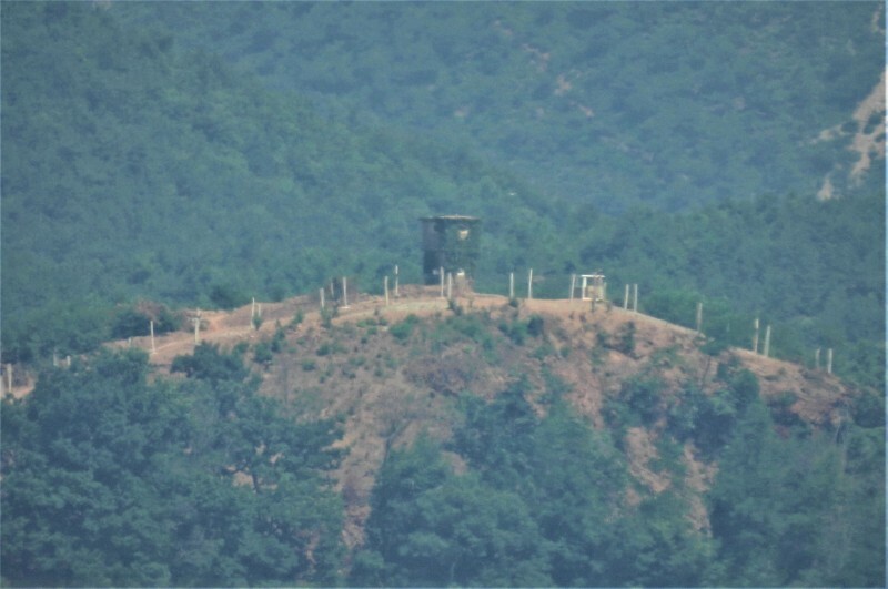 北朝鮮軍の警戒所とみられる建物（中央）＝韓国北西部・坡州から2024年6月21日午前、福岡静哉撮影