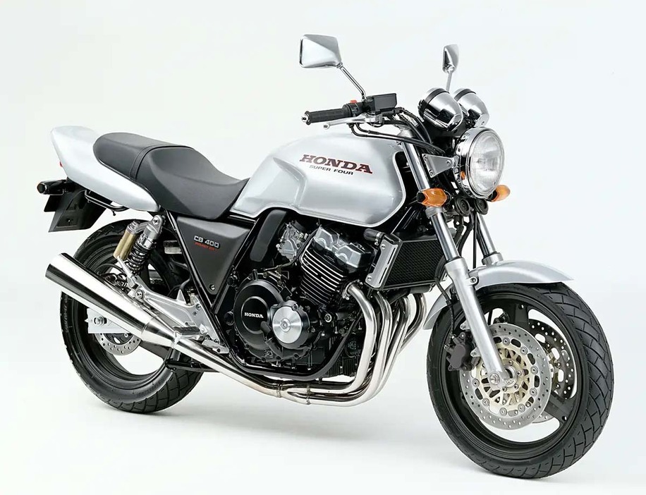 ゼファーの独壇場であったネイキッド市場にホンダが送り込んだCB400SFは、その牙城を崩すことに成功。教習車に採用されるなど、日本のスタンダードバイクとしての地位を築くことになる。