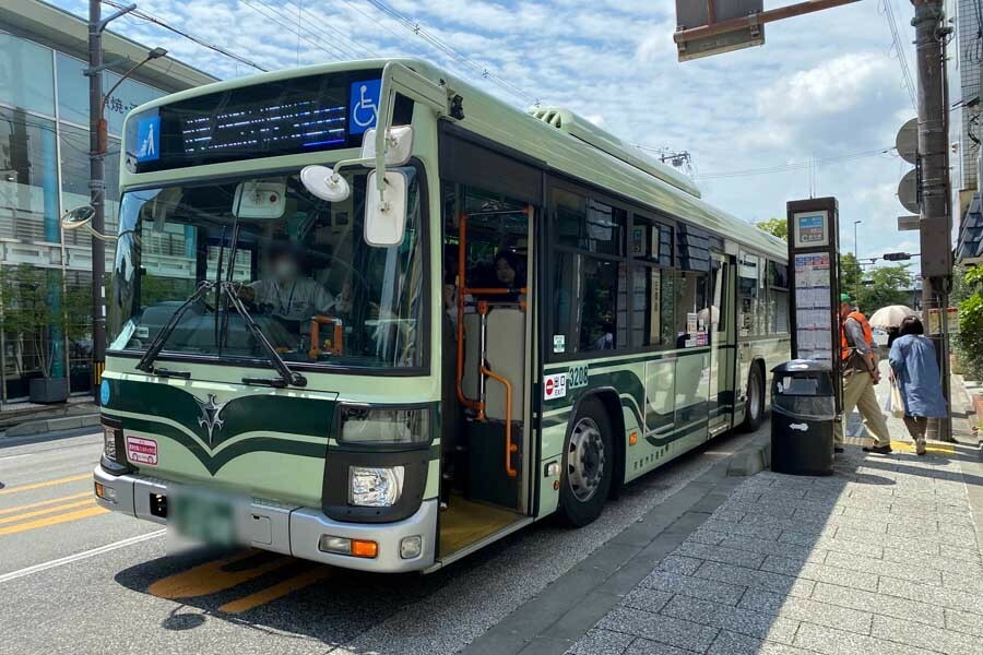 五条坂バス停留所に到着した観光特急バス（画像：高田泰）