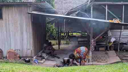 パプアニューギニアの家庭にて、家の外の"台所"（筆者撮影）