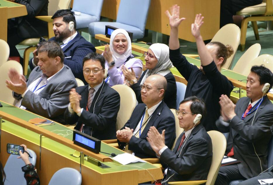 国連の障害者権利委員会の委員に選出された田門浩さん（前列右から2人目）＝11日、米ニューヨークの国連本部（共同）