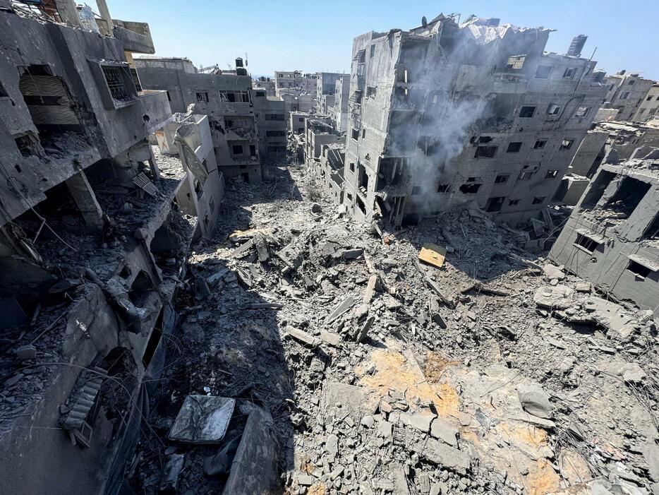 イスラエルの攻撃で壊れた建物＝22日、ガザ市（ロイター＝共同）