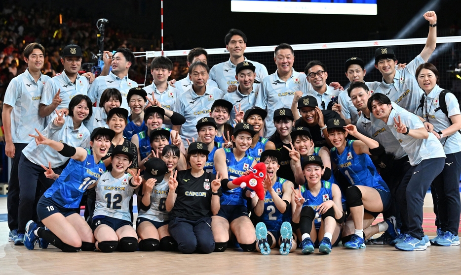 パリ五輪出場を祝い、笑顔で写真に納まる日本の選手ら（撮影・中村太一）