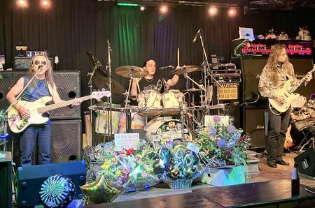 開店３０年を祝い演奏する（左から）ボーカル・ベースのターキーさん、ドラムのＫＩＹＯＳＨＩさん、ギターのＫＡＺＵＦＵＭＩさん＝１日夜、沖縄市中央の「ＬＩＶＥ　ＭＵＳＩＣ　ＢＡＲ　ＪＥＴ」