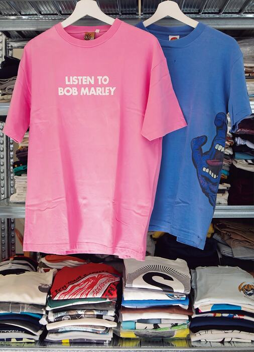 左：スケートブランド「エレメント」のTシャツ。  右：90年代のサンタクルーズ。