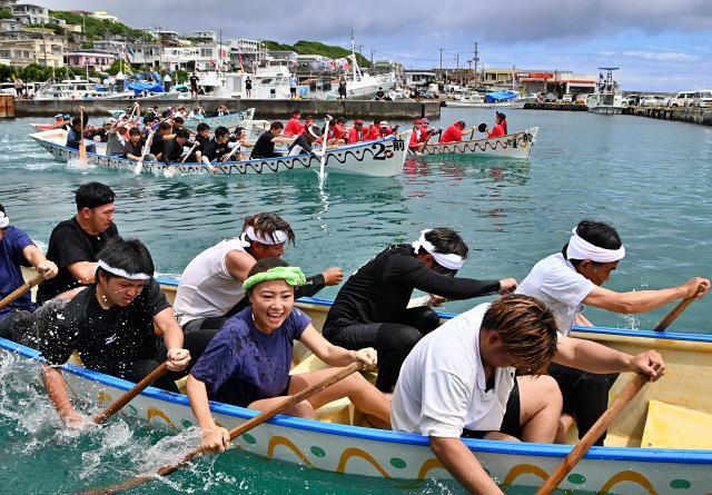 各レースでは例年にも増して熱戦が繰り広げられた。写真は前里添の爬龍船競争＝9日、佐良浜漁港