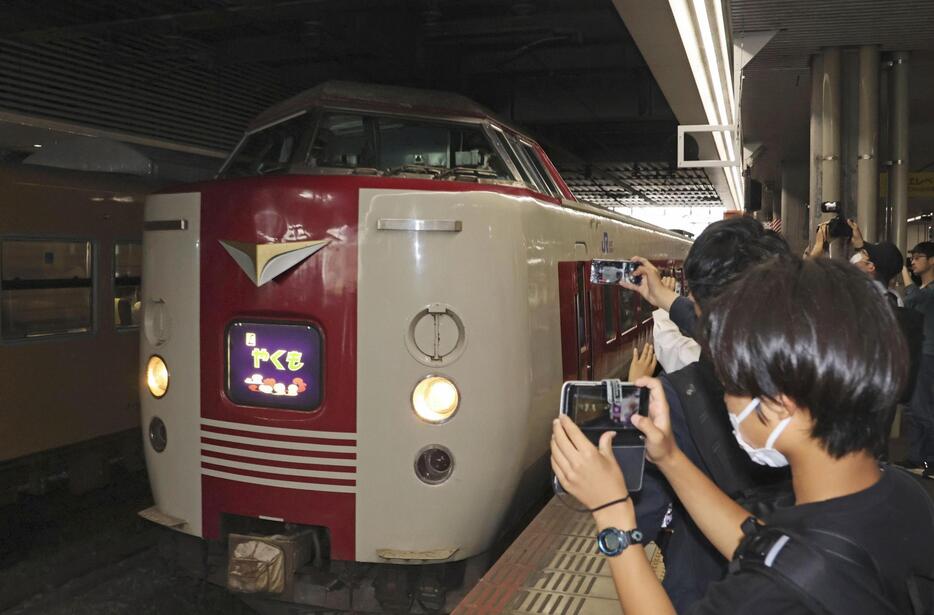 鉄道ファンらが見守る中、JR岡山駅を出発する特急「やくも」の車両「381系」の最後の定期運行列車＝15日午前