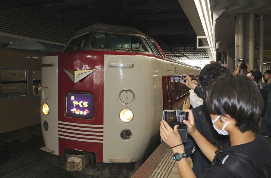 鉄道ファンらが見守る中、JR岡山駅を出発する特急「やくも」の車両「381系」の最後の定期運行列車＝15日午前
