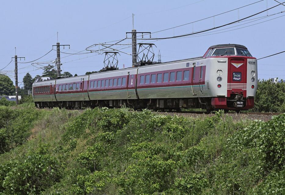 島根県出雲市を走行する特急「やくも」の車両「381系」の最後の定期運行列車＝15日午前