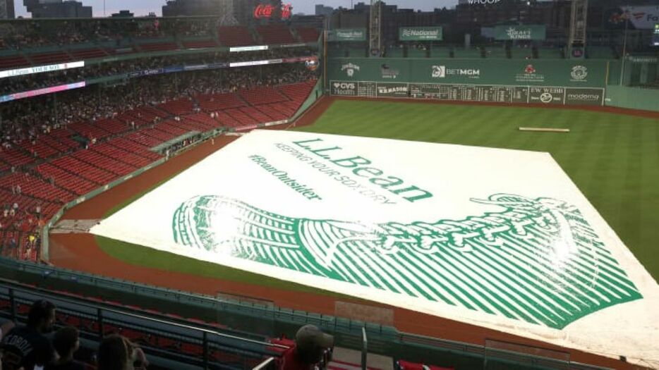 大雨に見舞われ、シートを被ったフェンウェイ・パーク（MLB Advanced Media）