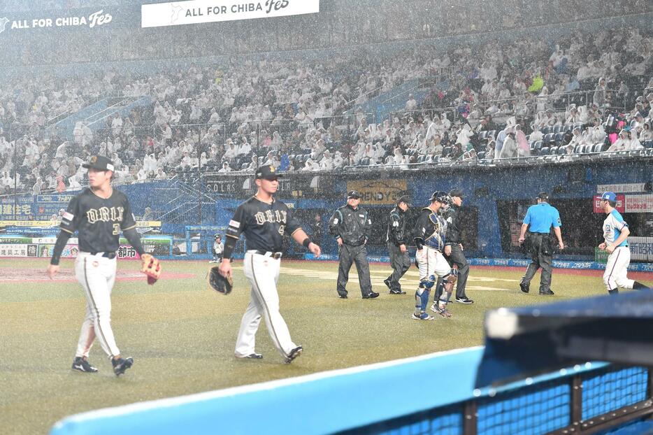 　７回、雨が強まり中断となり、ベンチへ戻るオリックスナイン（撮影・開出牧）