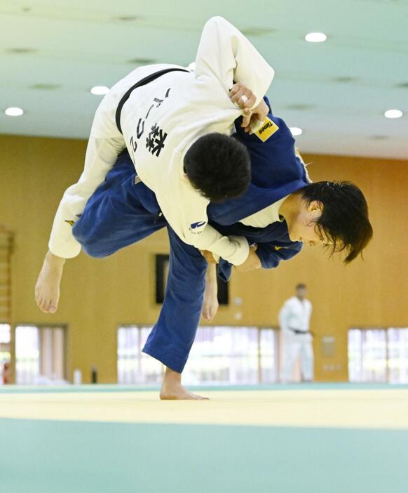 練習する阿部詩（右）＝東京都北区の味の素ナショナルトレーニングセンター