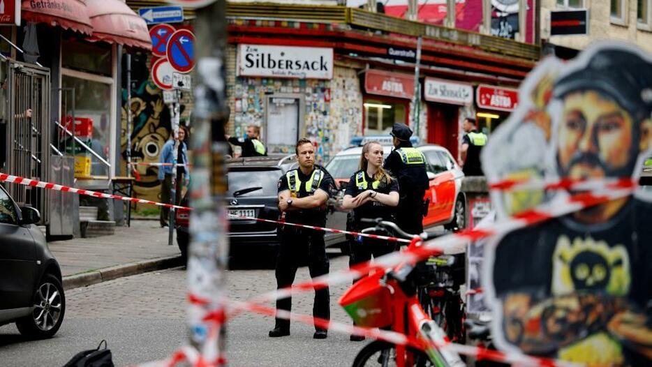 つるはし持った男性に警官が発砲、サッカー欧州選手権の試合前　独ハンブルク