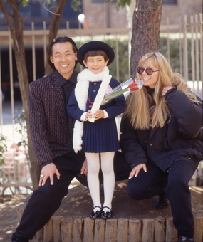 日本の幼稚園に通っていたエリーさん。卒園式でご両親と。写真／著書提供