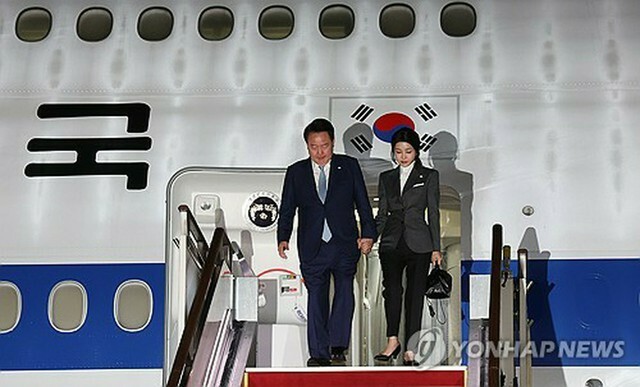 中央アジア3カ国歴訪を終え、ソウル空港に到着した尹大統領夫妻＝16日、城南（聯合ニュース）