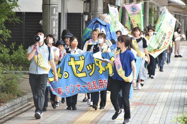 薬物乱用防止を呼びかけながら行進するキャンペーンの参加者＝２２日午後、宮崎市