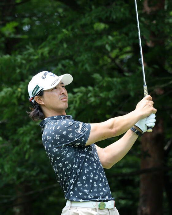 ジャパンプレーヤーズ男子ゴルフ。第３ラウンドでティーショットを放つ石川遼＝２２日、栃木・西那須野ＣＣ