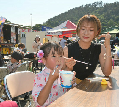厳しい暑さの中、かき氷を食べて「涼」をとる子ども＝２９日午後３時４０分、遠野市宮守町