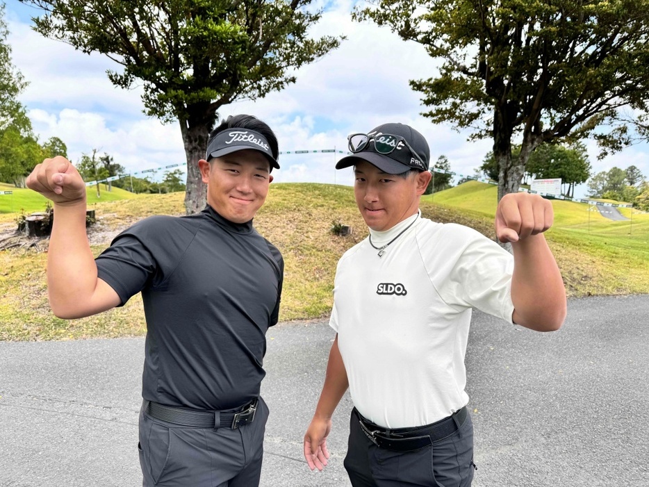 左が兄・逸輝、右が弟・航輝。今まで金髪だった航輝選手がまさかのグレーにチェンジ。あえてウェアを合わせてきたりする2人。この2人を見分けられる人はなかなかのABEMAツアー玄人