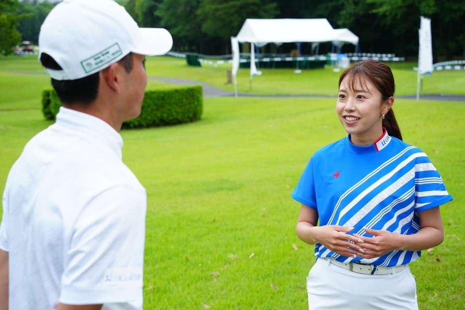 古川龍之介に話を聞く萩原菜乃花(撮影/岡沢裕行)