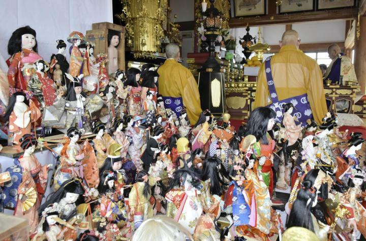 約3万体の人形やぬいぐるみを供養した人形感謝祭＝10日午前、松山市久万ノ台