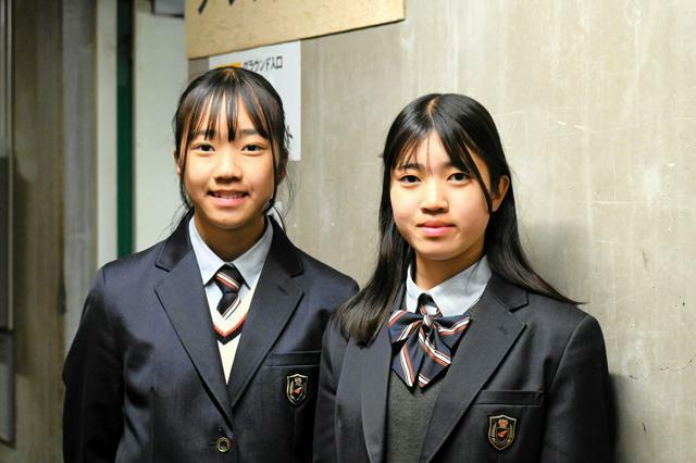 北海道科学大のマネジャーを姉妹で務める清野珠那さん（右）と妹の藍那さん=2024年5月12日、札幌円山、鈴木優香撮影