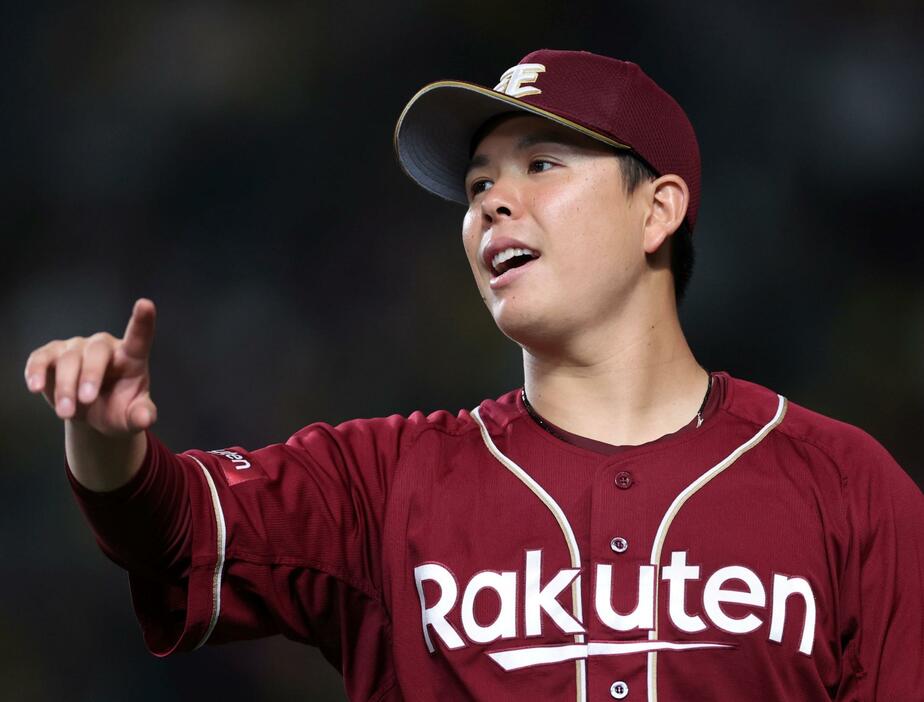 　８回、野手陣を出迎える藤井（撮影・田中太一）