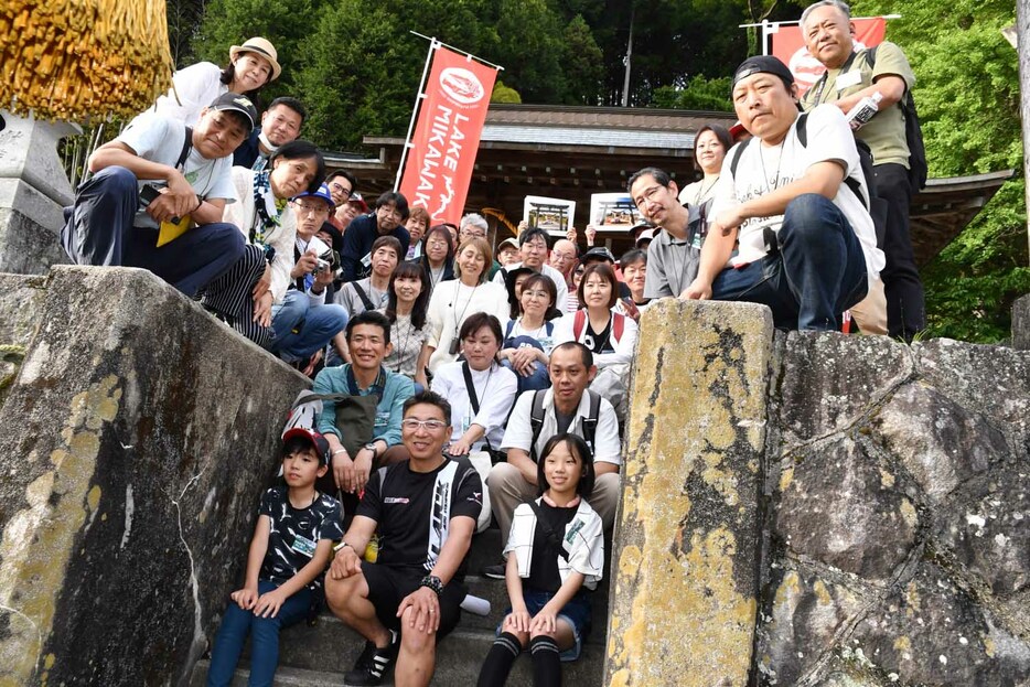 下山地区でもっとも有名なスポットとなった熊野神社で記念撮影