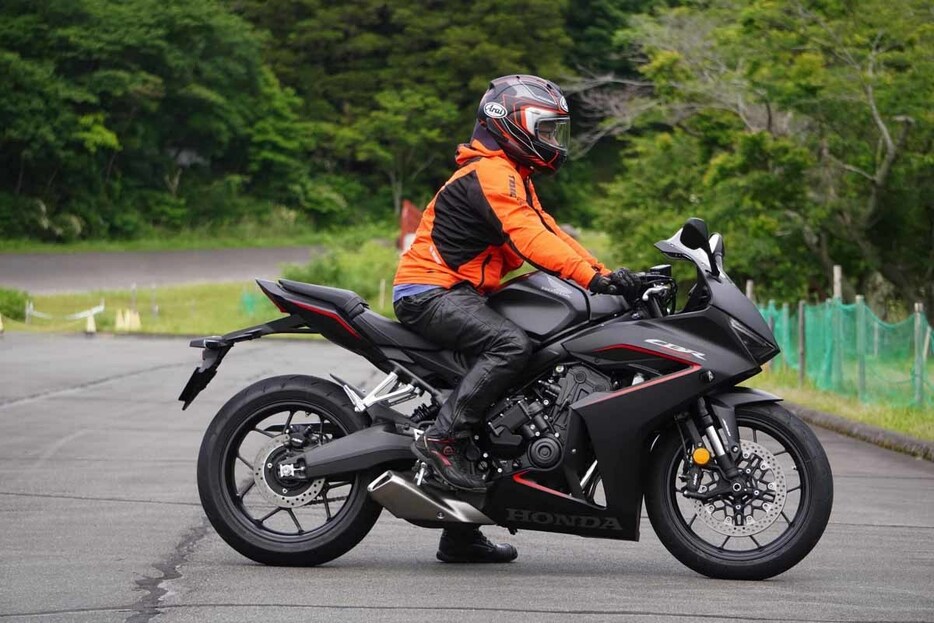 CBR650R E-クラッチのポジション。身長165cm、体重59kgの筆者の場合、片足ならカカトまでベッタリ着く