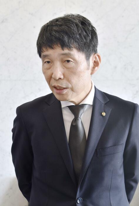 記者団の取材に応じる群馬県の山本一太知事＝12日午後、前橋市