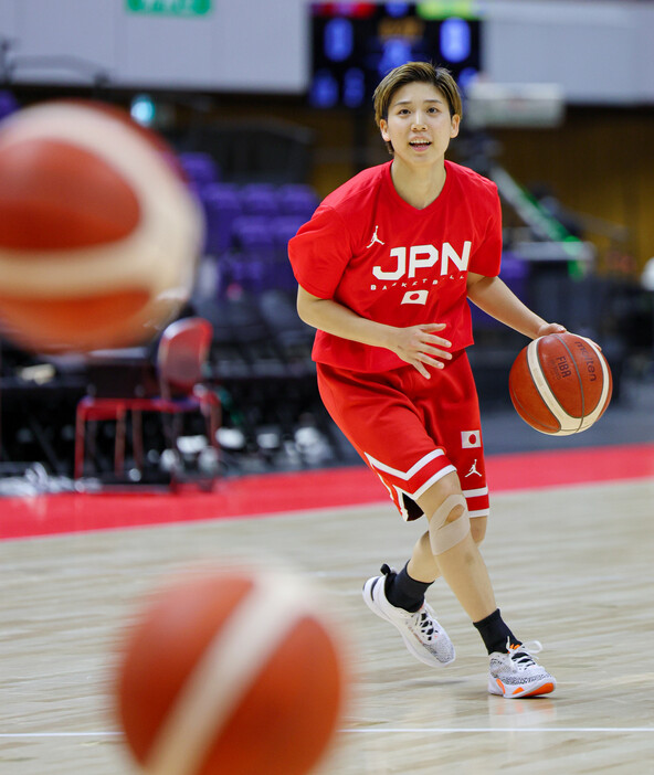 バスケットボール女子のパリ五輪日本代表候補が１９日、オーストラリア代表との強化試合（２０、２１日、北海道・北海きたえーる）を前に、札幌市内の試合会場で調整した。写真は練習する町田瑠唯。