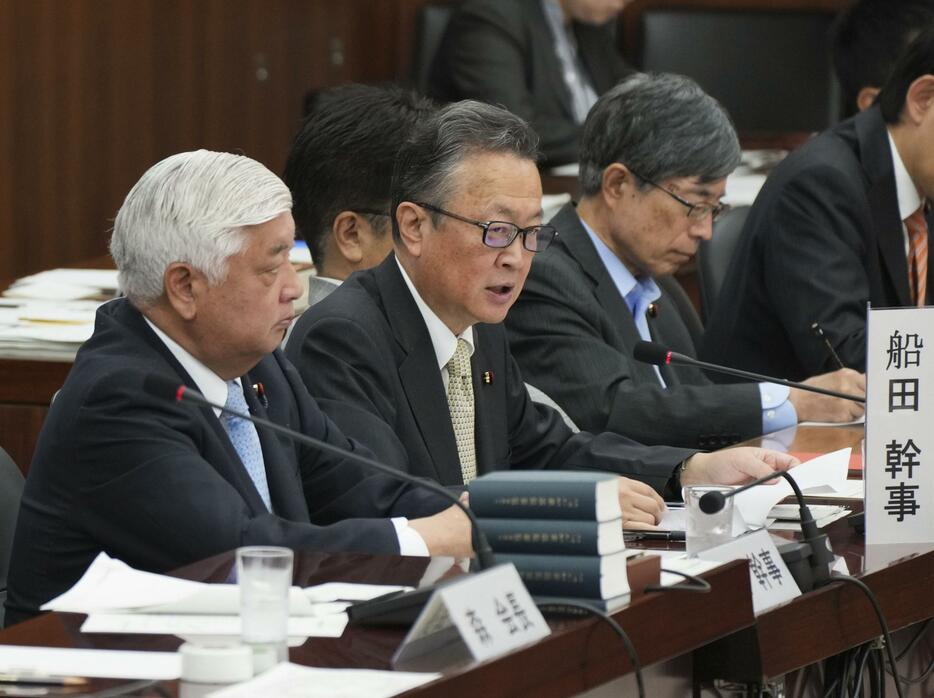 衆院憲法審査会で発言する自民党の船田元氏（中央）。左は中谷元氏＝6日午前